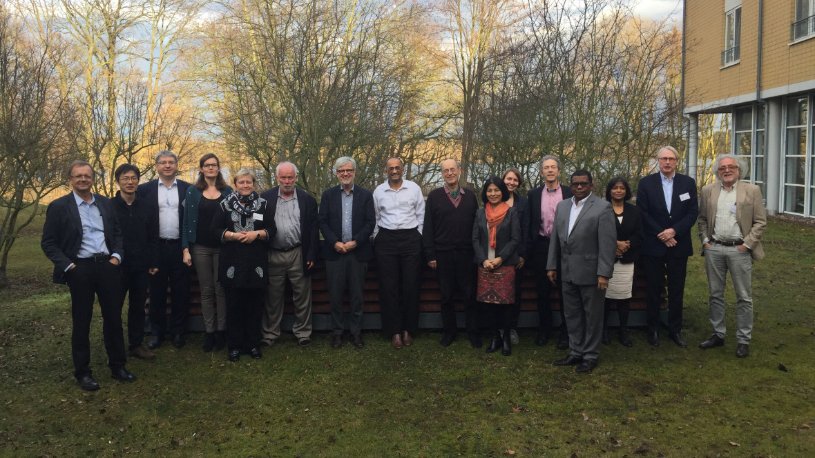 The participants (from left): Peter Schlosser, Yongsheng Zhang, George Safonov, Solène Droy, Coleen Vogel, Sander van der Leeuw, Ortwin Renn, Anand Patwardhan, Carlo Jaeger, Xuemei Bai, Elisabeth Hege, Ilan Chabay, Belay Begashaw, Joyeeta Gupta, Carl Folke, Marcel Bursztyn.